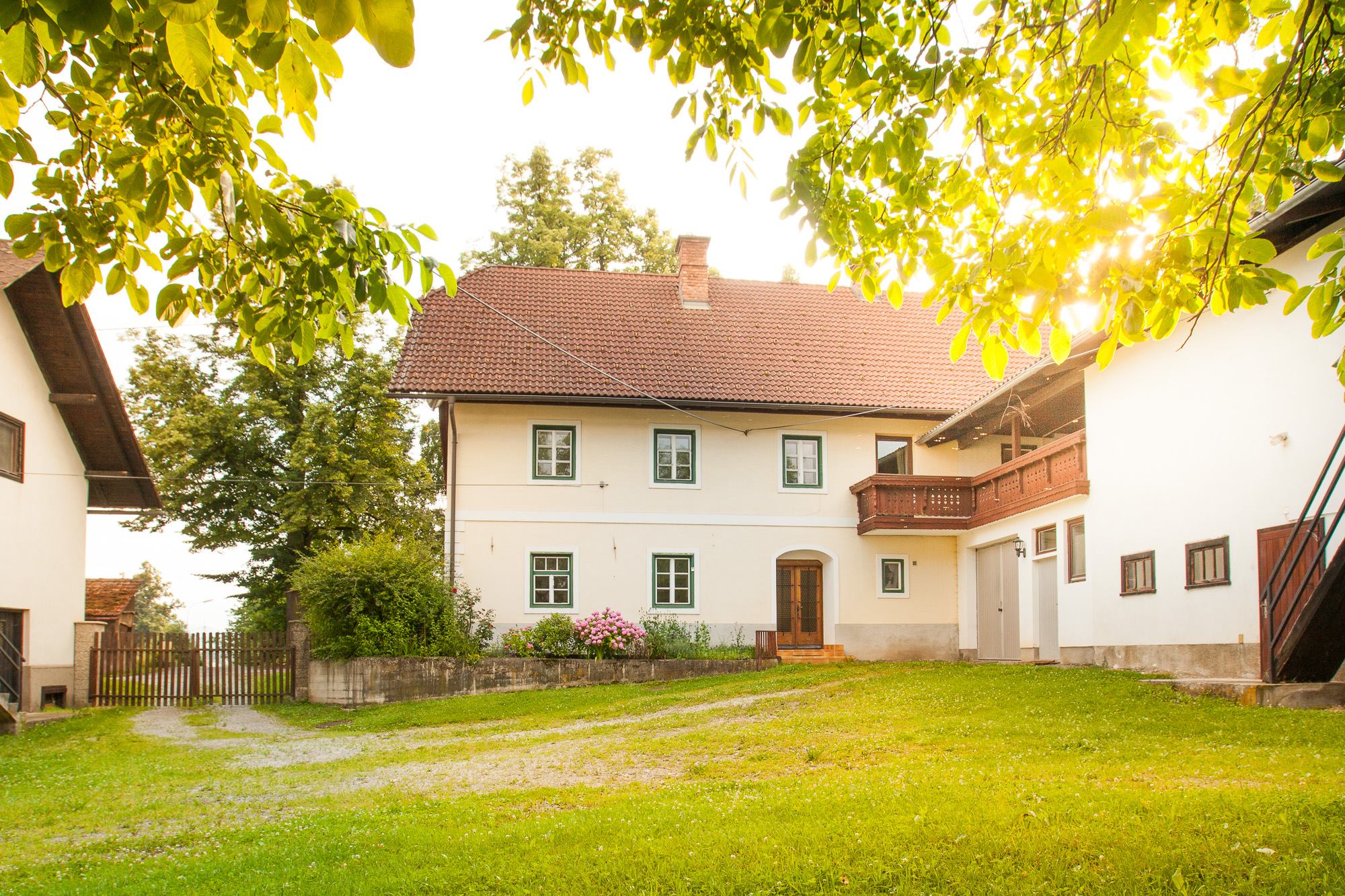 Der Lambachhof in Kindberg — historisches Bauernhaus mit Hof und Wiese im Abendlicht